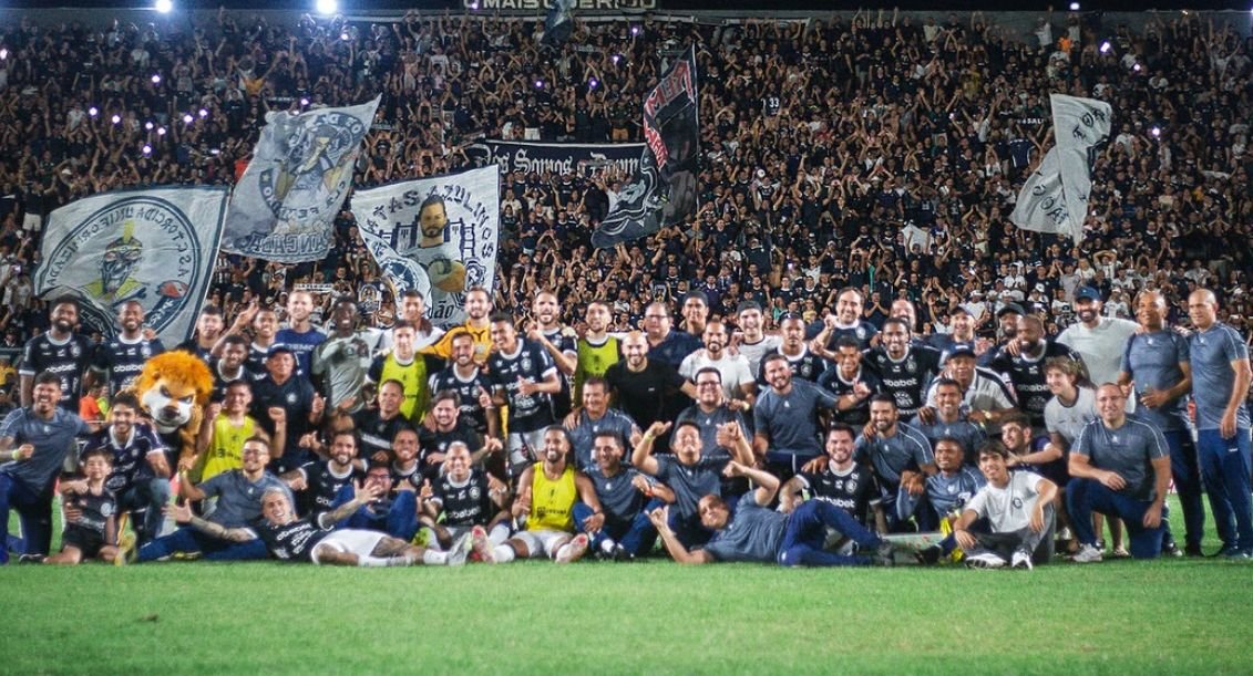 Time do Remo e torcida em estádio (foto: Divulgação/Remo)