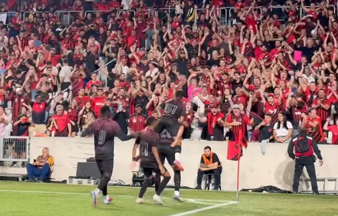 Athletico-PR venceu Volta Redonda por 2 a 0 e está perto do acesso à Série A (foto: Reprodução/Athletico-PR/Instagram)