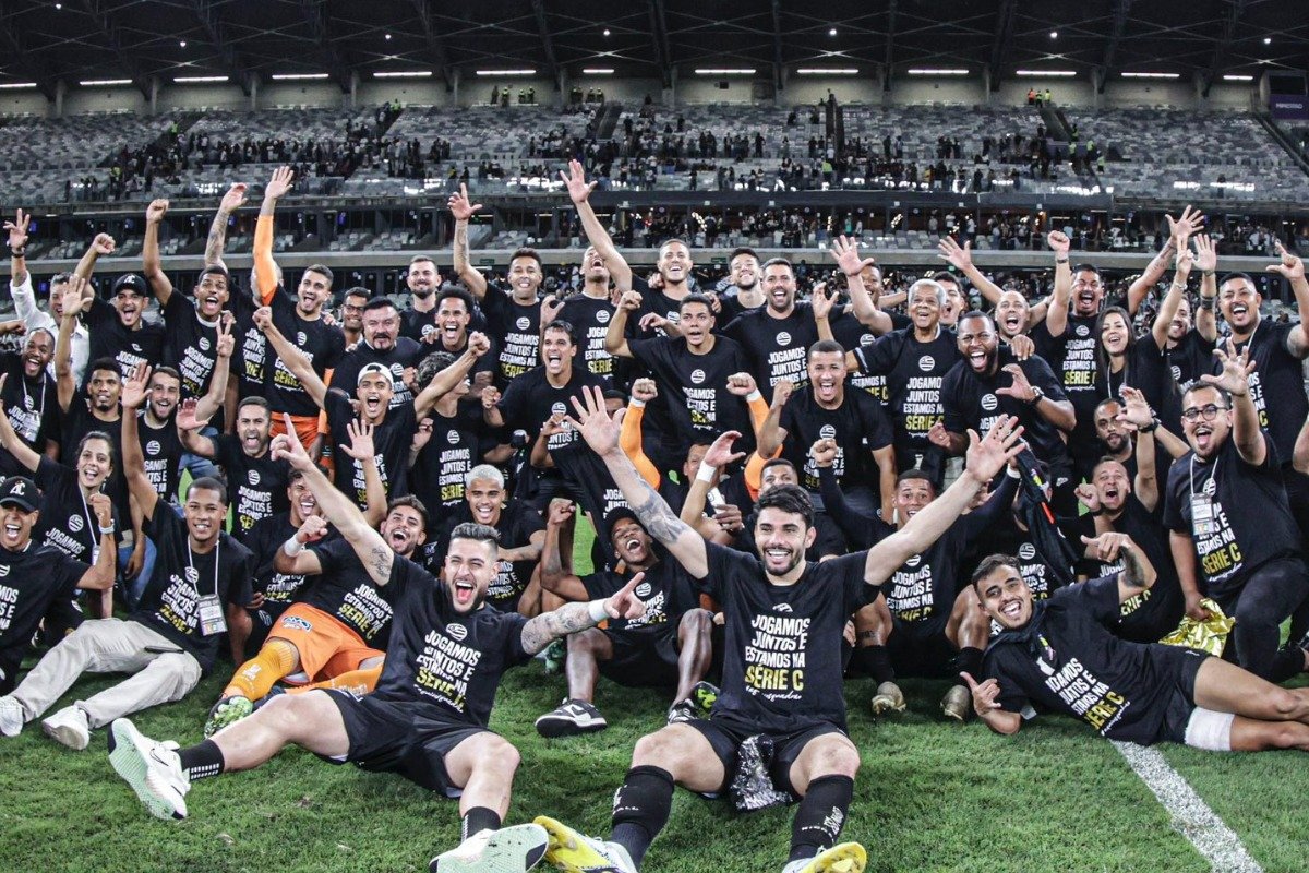 Jogadores do Athletic comemoram acesso à Série C em 2023 - (foto: Cris Mattos/FMF - 10/9/2023)