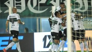 Jogadores do Coritiba comemoram em jogo da Série B - Crédito: 