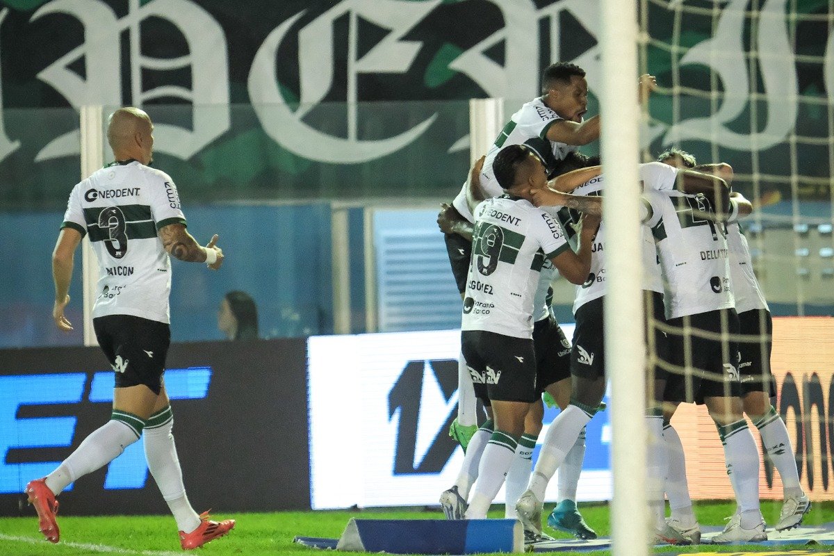 Jogadores do Coritiba comemoram em jogo da Série B (foto: JP Pacheco/Coritiba)