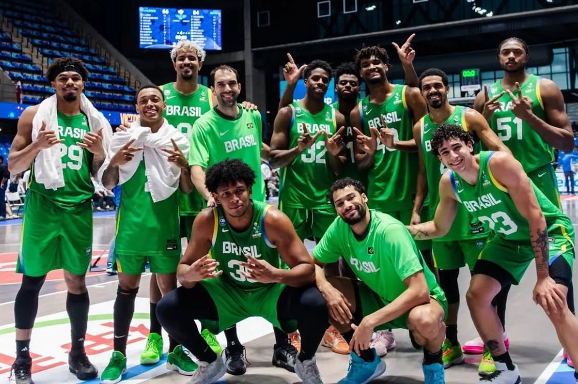 Seleção Brasileira de Basquete posa para foto (foto: Divulgação/CBB)
