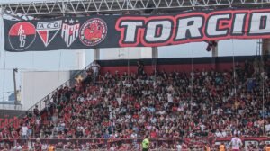 Torcedores do Atlético-GO em partida da Série B - Crédito: 