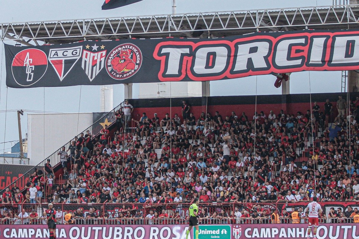 Torcedores do Atlético-GO em partida da Série B (foto: Bruno Corsino/Atlético-GO)