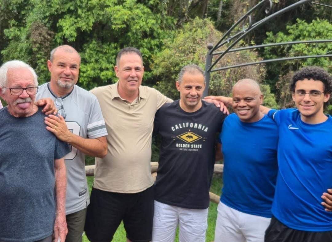 Sílvio Bernardes (o terceiro da esquerda para a direita) ao lado de ex-jogadores do América e o filho Davi (à direita) - (foto: Arquivo pessoal)