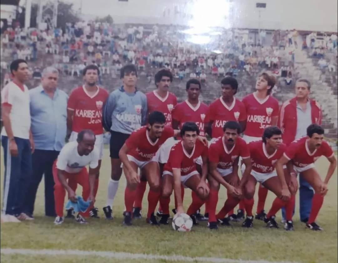 Sílvio com a mão sobre a bola em foto do time do Uberaba SC - (foto: Arquivo pessoal)