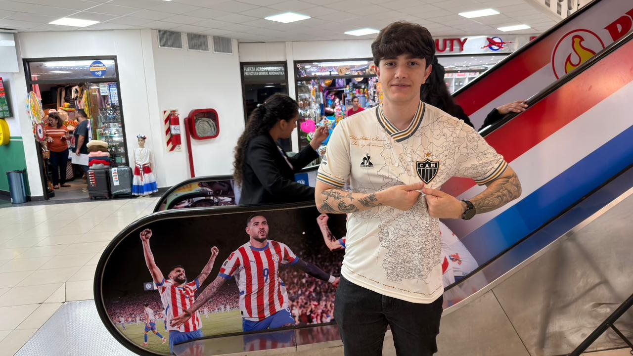 Torcedor do Atlético mostra escudo do clube na camisa branca (foto: Júlio Moreira/EM/D. A Press)