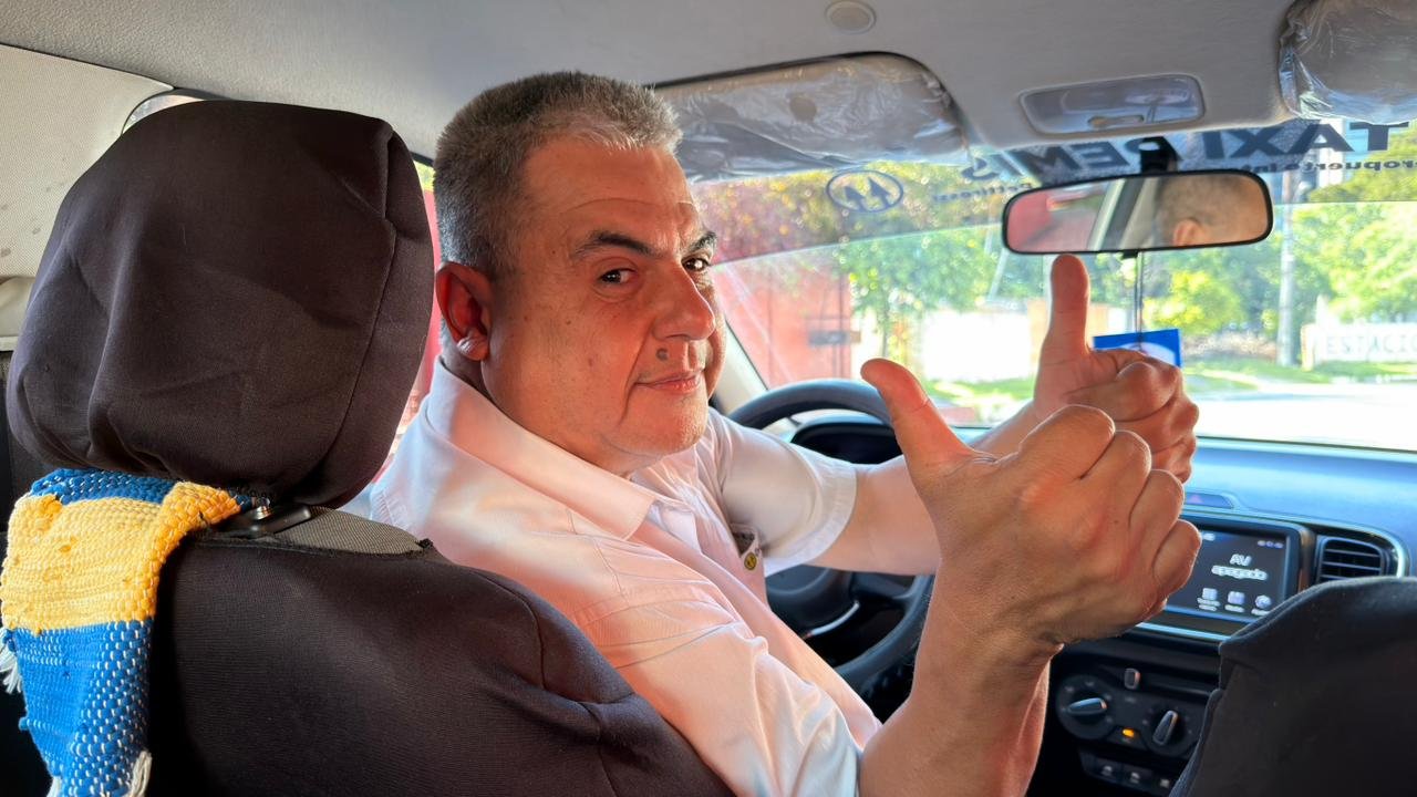 Taxista paraguaio Ricardo de Richarlon faz o sinal de positivo (foto: Júlio Moreira/EM/D.A Press)