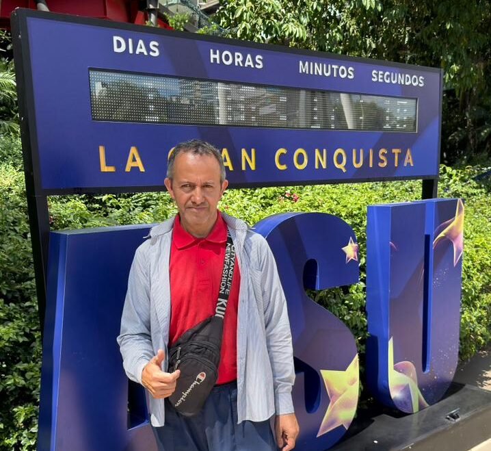 José Céspedes de camisa vermelha sob um caso cinza e calça jeans, em frente a painel da final da Sul-Americana (foto: Júlio Moreira/EM/D.A Press)