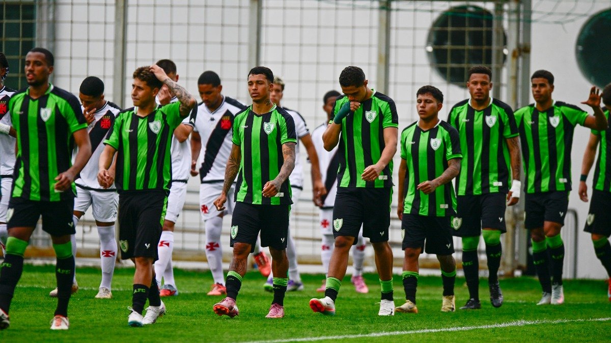 Jogadores do time sub-20 do América (foto: Mourão Panda/América)