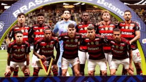 Jogadores do Flamengo antes de partida pelo Campeonato Brasileiro - Crédito: 