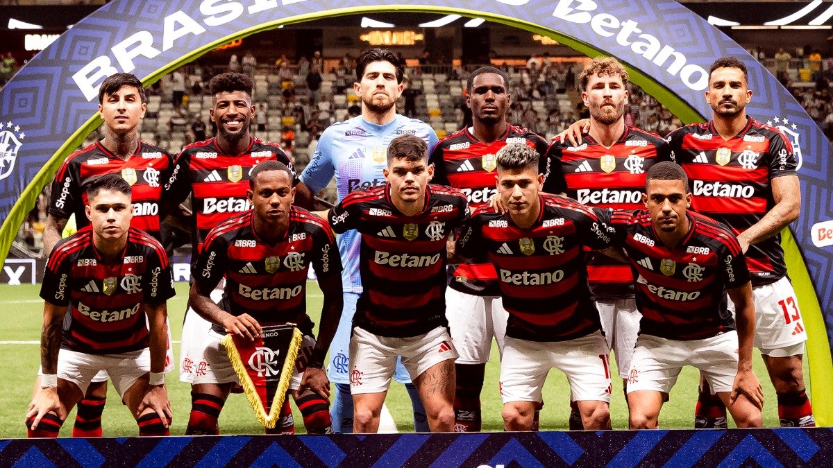 Jogadores do Flamengo antes de partida pelo Campeonato Brasileiro (foto: Adriano Fontes/Flamengo)