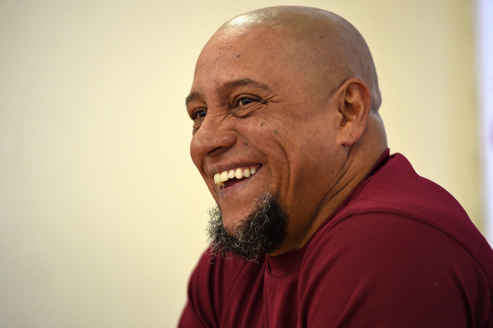 Ex-lateral-esquerdo Roberto Carlos sorri (foto: Oli Scarff/AFP)
