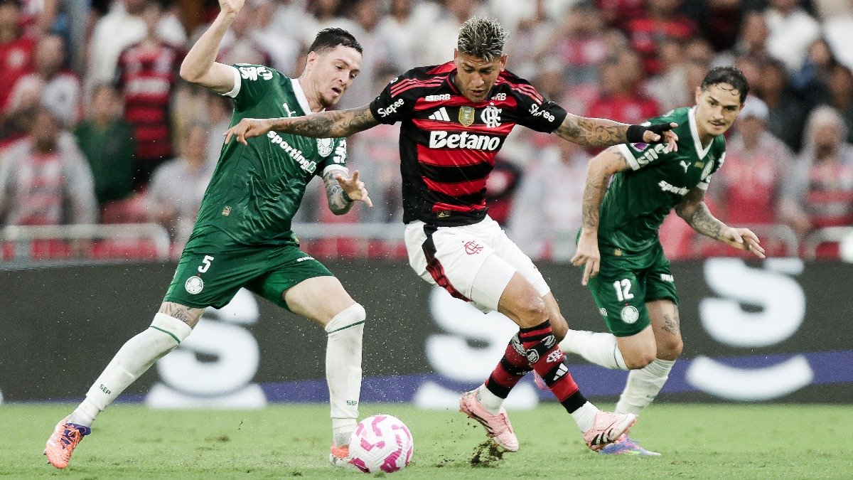 Lance de duelo entre Flamengo e Palmeiras pelo Campeonato Brasileiro de 2025 (foto: Gilvan de Souza/Flamengo - 19/10/2025)