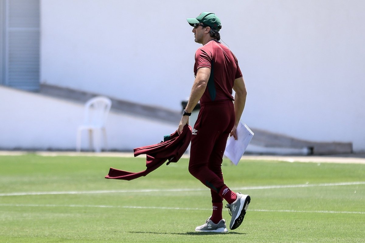 Técnico do Fluminense, Zubeldía, de costas caminhando no campo de futebol (foto: Divulgação/Fluminense)