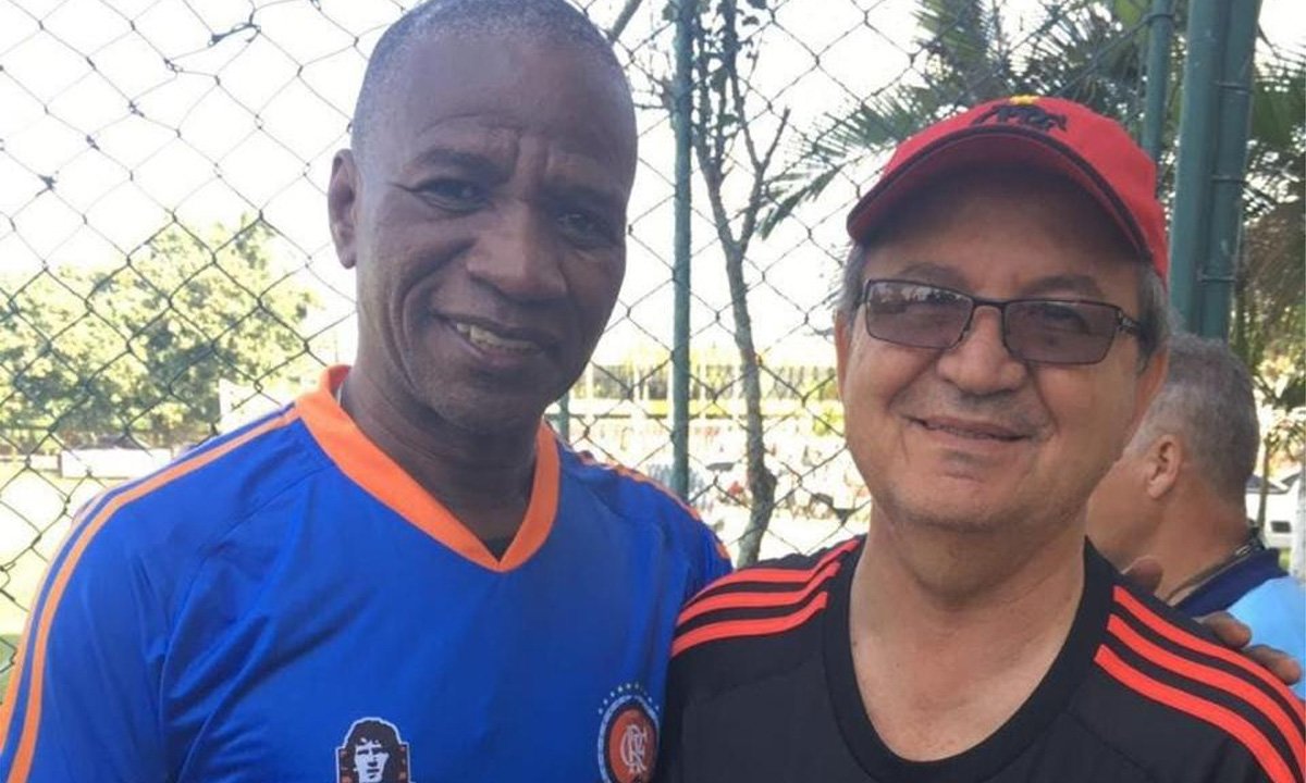 Ex-jogador Adílio, ídolo do Flamengo, ao lado de Laécio Palimontes - (foto: Luiz Otávio Ribeiro/Album de família)