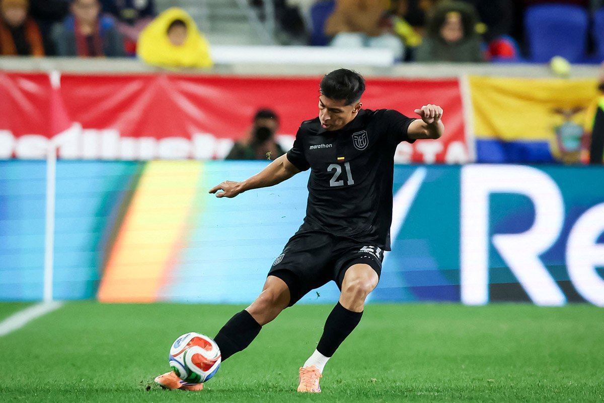 Alan Franco, volante do Atlético, em ação pelo Equador no amistoso contra a Nova Zelândia (foto: IRA L. BLACK/AFP)