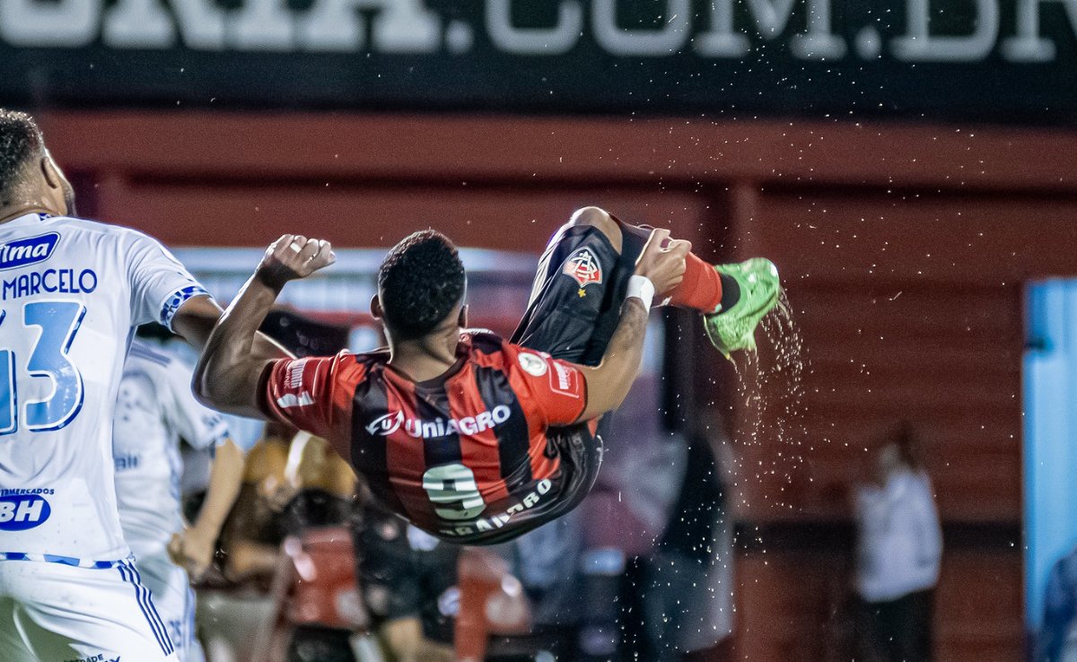 Cria do Atlético, Alerrandro marcou golaço de bicicleta contra o Cruzeiro em 2024 (foto: Victor Ferreira/Vitória)