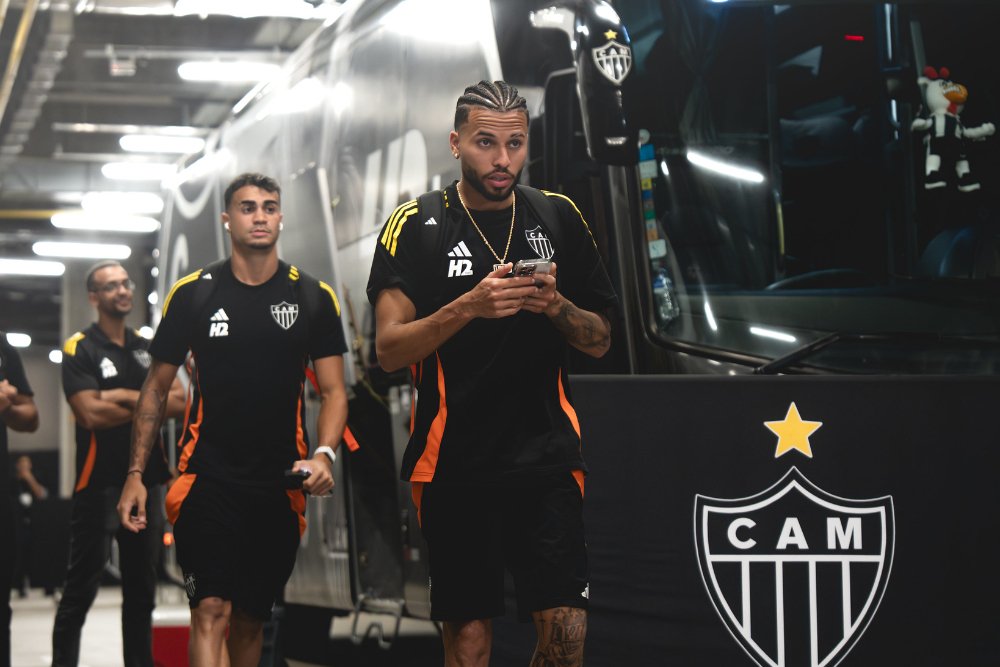 Reinier (à esquerda) e Alexsander (à direita) antes de jogo do Atlético (foto: Pedro Souza/Atlético)