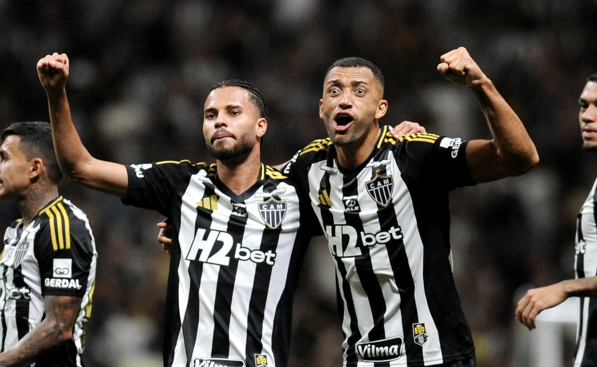 Vitor Hugo comemora gol pelo Atlético ao lado de Alexsander (foto: Alexandre Guzanshe/EM/D.A. Press)