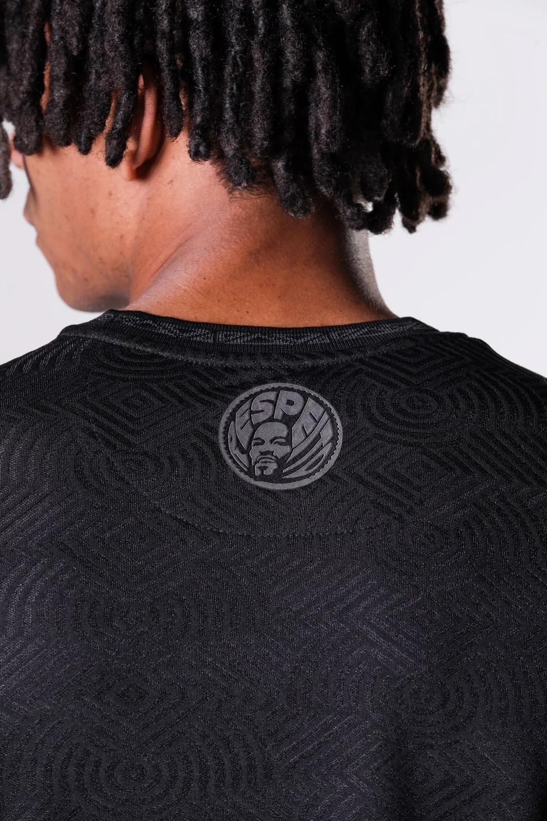 Patch de "Respeito" aparece nas costas da camisa