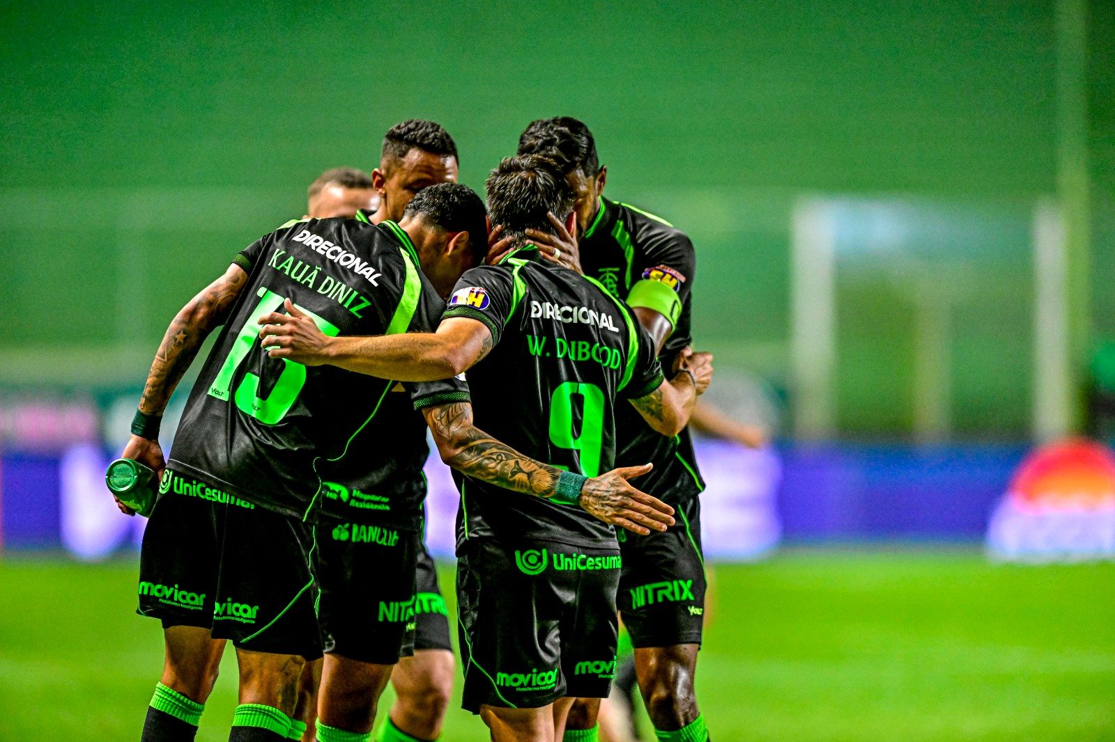 Jogadores do América em partida pela Série B (foto: Mourão Panda/América)