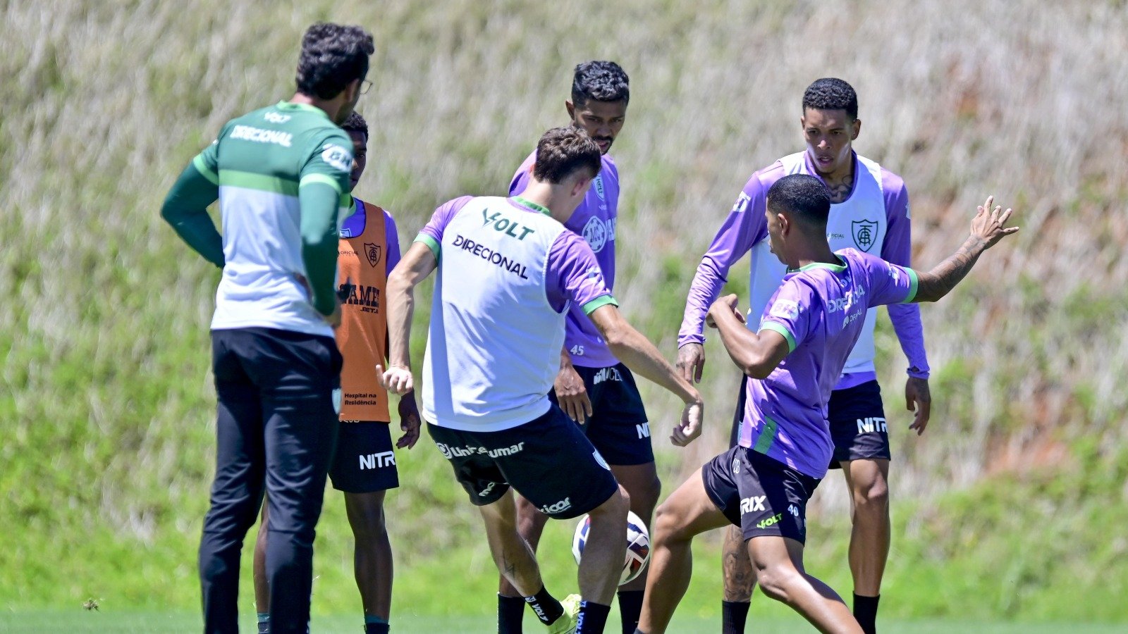 Jogadores do América em treino (foto: Mourão Panda/América)