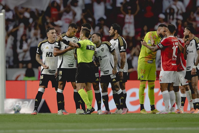 Jogadores do Atlético reclamam com o árbitro Alex Gomes Stefano (RJ) - (foto: Pedro Souza/Atlético)