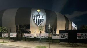 Faixas afixadas na Arena MRV - Crédito: 