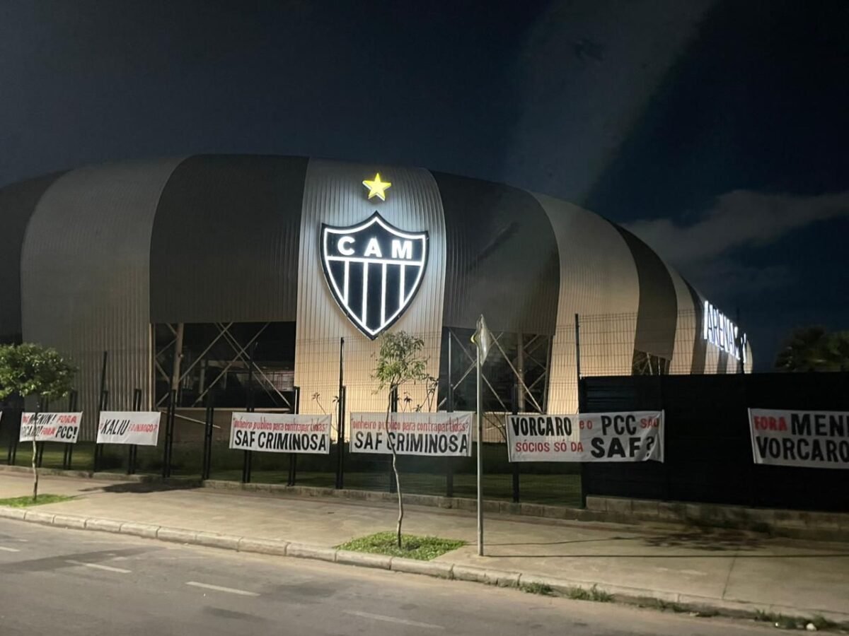 Faixas afixadas na Arena MRV (foto: Redes sociais/Reprodução)