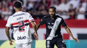 Artur, lateral-esquerdo que estava na Ponte Preta - Crédito: 