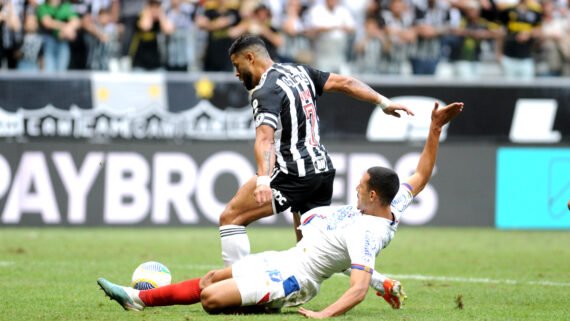 Hulk conduz a bola e dribla marcador adversário durante duelo entre Atlético e Bahia na Arena MRV, em 2024 (foto: Alexandre Guzanshe/EM/D.A. Press)