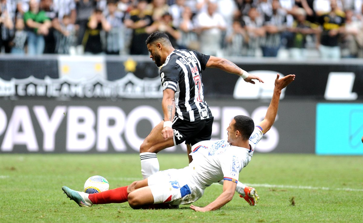 Hulk conduz a bola e dribla marcador adversário durante duelo entre Atlético e Bahia na Arena MRV, em 2024 (foto: Alexandre Guzanshe/EM/D.A. Press)