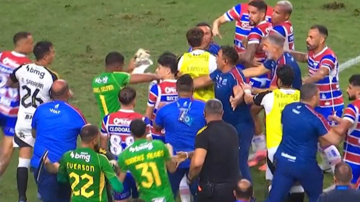 Momento em que jogadores de Atlético e Fortaleza trocaram empurrões (foto: Reprodução)