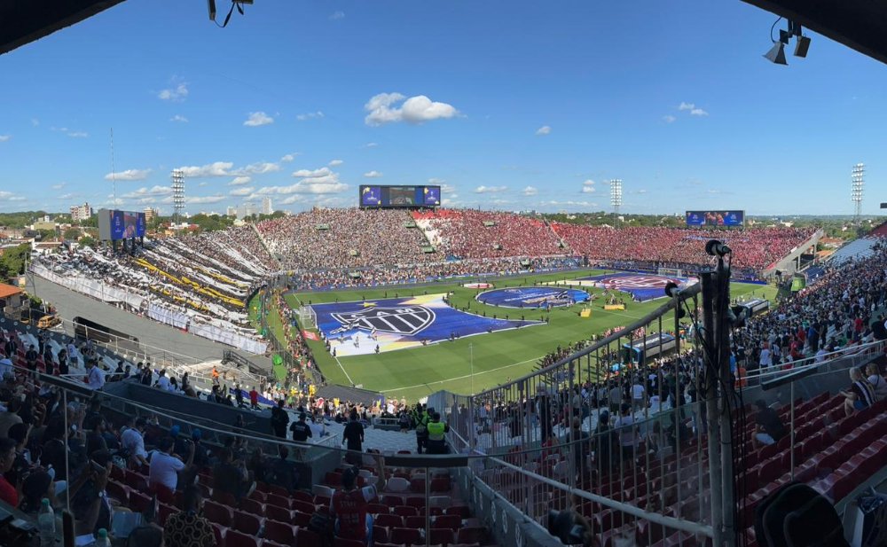 O Defensores del Chaco minutos antes do confronto entre Atlético e Lanús (foto: Lucas Bretas/No Ataque)
