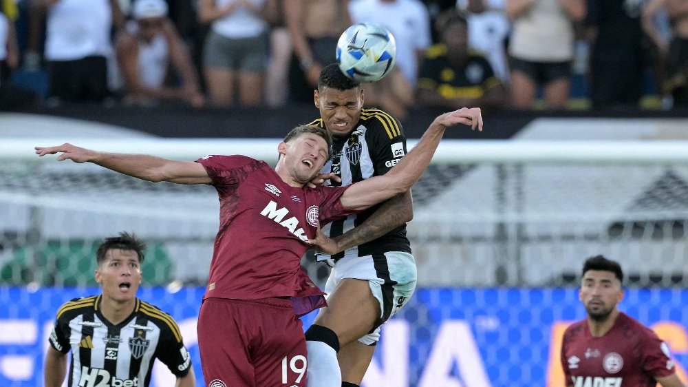 Lance da final entre Lanús e Atlético - (foto: JUAN MABROMATA / AFP)