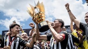 Jogadores do Atlético Sub-14 comemorando título mineiro - Crédito: 