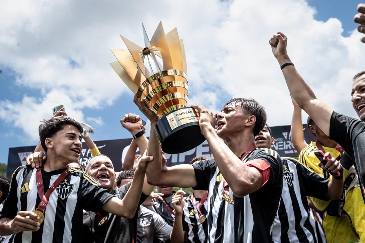 Jogadores do Atlético Sub-14 comemorando título mineiro (foto: Frederico de Andrade Silva/FMF)