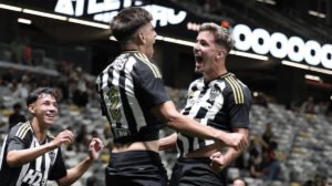 Jogadores do time sub-20 do Atlético comemoram gol na Arena MRV - Crédito: 