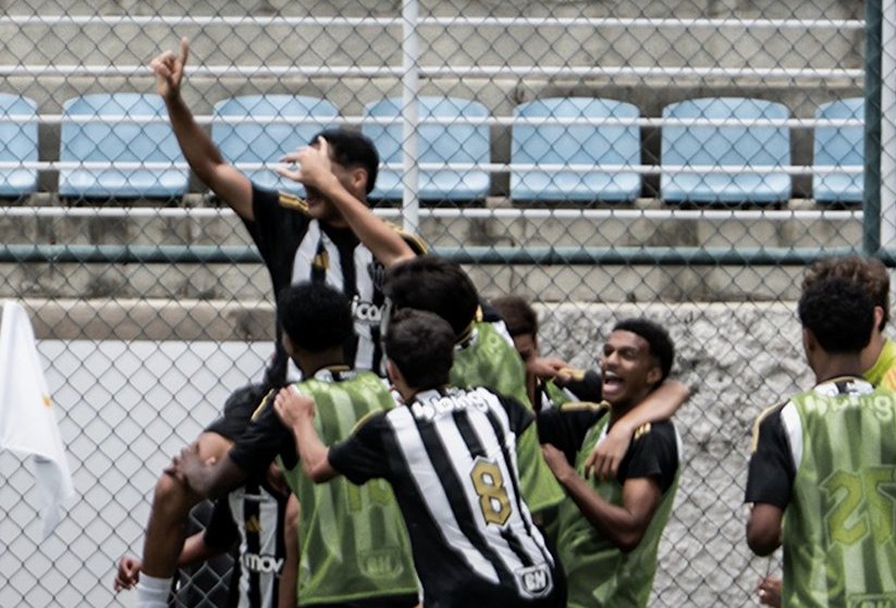 Jogadores do Atlético comemoram gol sobre o Cruzeiro no Mineiro Sub-17 (foto: Divulgação/Atlético)