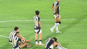 Jogadores do Atlético se lamentam depois de disputa de pênaltis perdida na Sul-Americana - Crédito: 