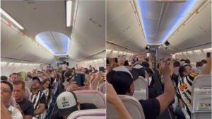 Torcedores do Atlético durante voo rumo a Assunção - Crédito: 