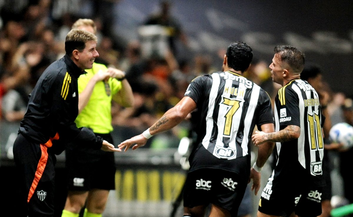 Auxiliar do Atlético, Diogo Alves conversa com Hulk e Bernard durante jogo na Arena MRV (foto: Alexandre Guzanshe/EM/D.A. Press)