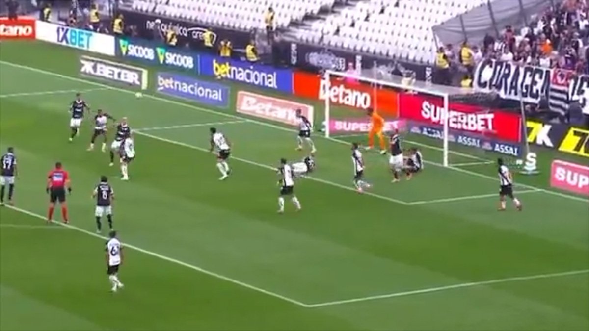 Barrera fez golaço de voleio para o Botafogo contra o Corinthians (foto: Reprodução/Globo)