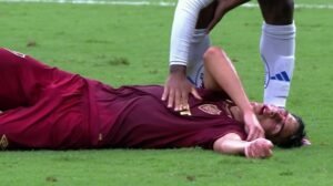 Bernal, do Fluminense, fica caído após disputa de bola com Matheus Pereira, do Cruzeiro  - Crédito: 