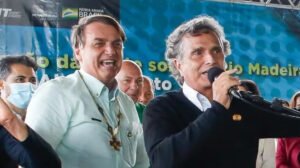 Jair Bolsonaro (à esquerda) ao lado de Nelson Pique (à direita) durante discurso  - Crédito: 