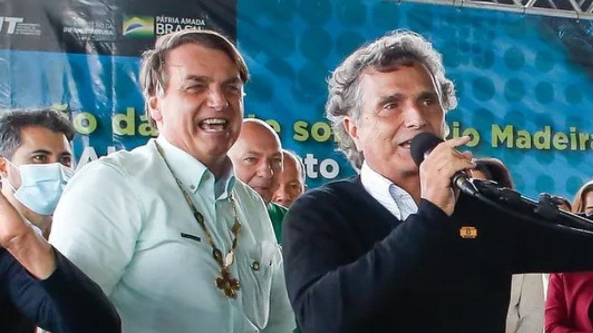 Jair Bolsonaro (à esquerda) ao lado de Nelson Pique (à direita) durante discurso (foto: Anderson Ridel)