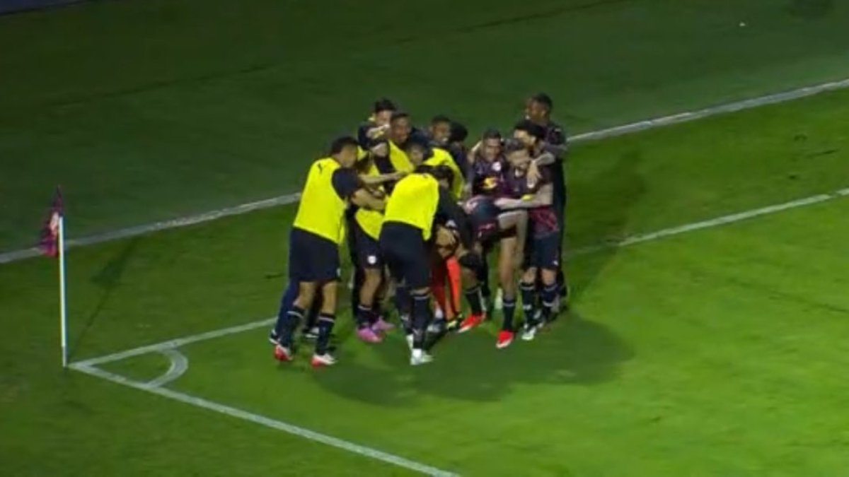 Jogadores do Bragantino festejam Lucas Barbosa após gol contra o Atlético (foto: Reprodução/Premiere)