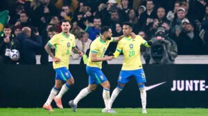 Jogadores do Brasil comemoram gol em amistoso - Crédito: 