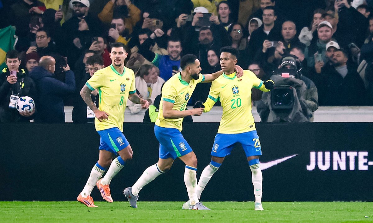 Jogadores do Brasil comemoram gol em amistoso (foto: AFP)